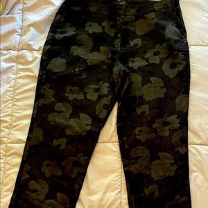 Talbots size 8Petite, flat front side zip, black gloss on black matte 😍🤩😍